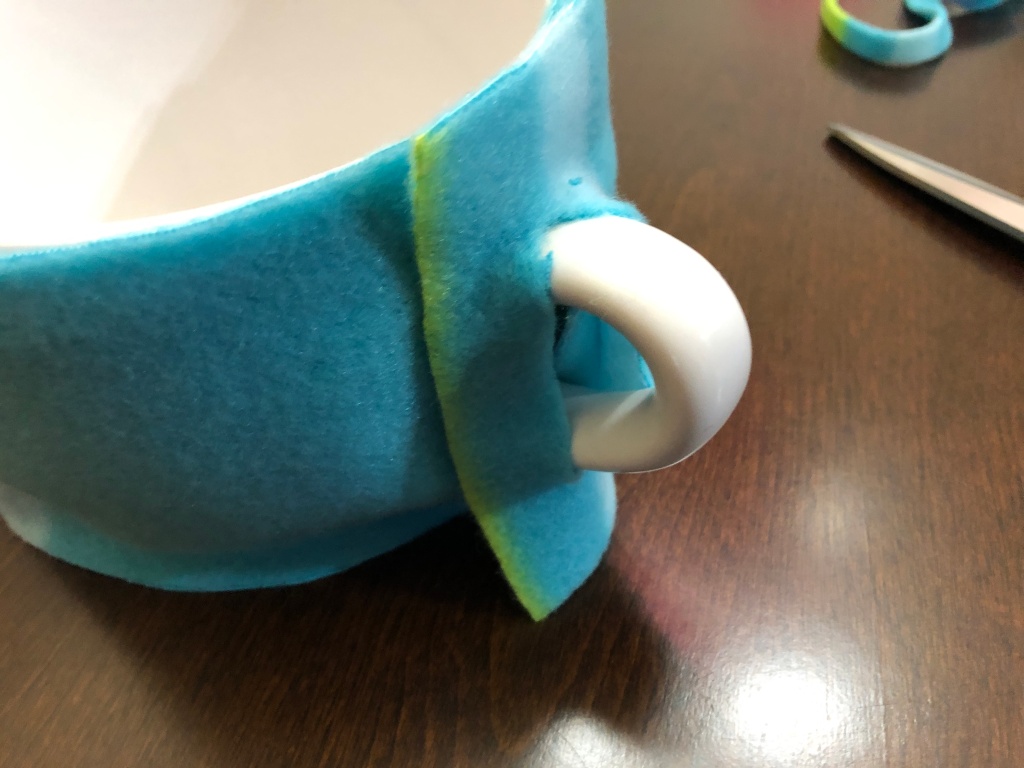 Fleece fabric with a slit for a mug handle